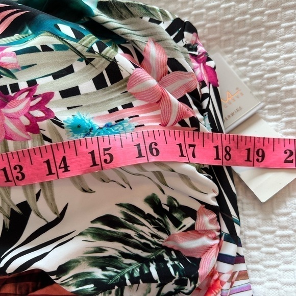 Raisins Curve WHITE MULTI Plus Size Protea Haute Bloom Tankini Swim Top NWT - Picture 10 of 16